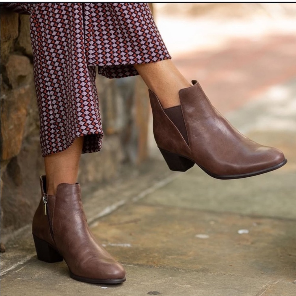 Munro Jackson Bootie in Fudge
Distressed Leather size 9.5